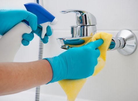 Kitchen appliance cleaning in a Canary Wharf home